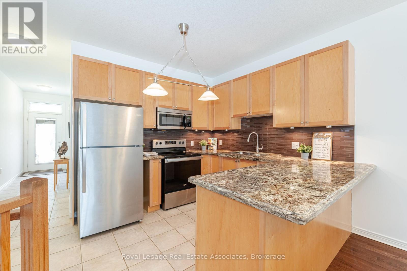 Photo 26 of 10 Cornflower Crescent, Hamilton ON