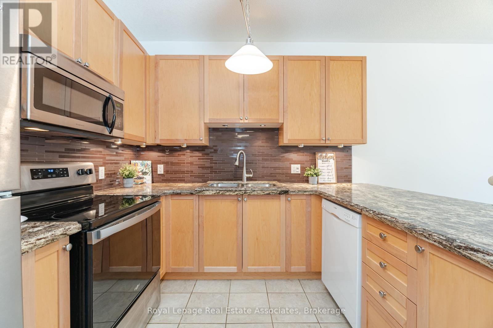 Photo 16 of 10 Cornflower Crescent, Hamilton ON