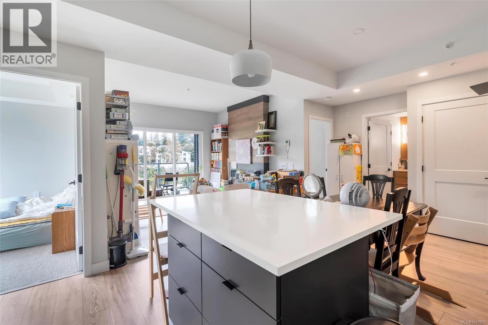 301 950 Whirlaway Crescent, Langford