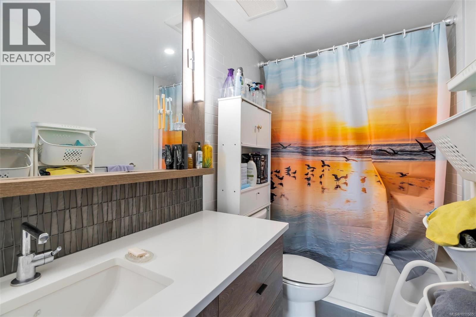 301 950 Whirlaway Crescent, Langford