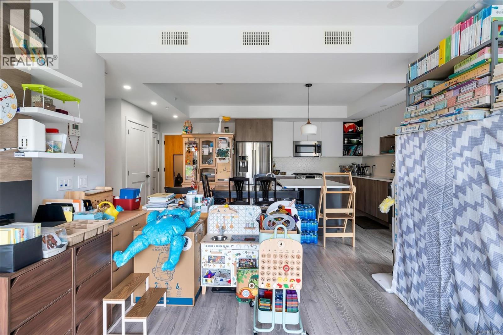 301 950 Whirlaway Crescent, Langford