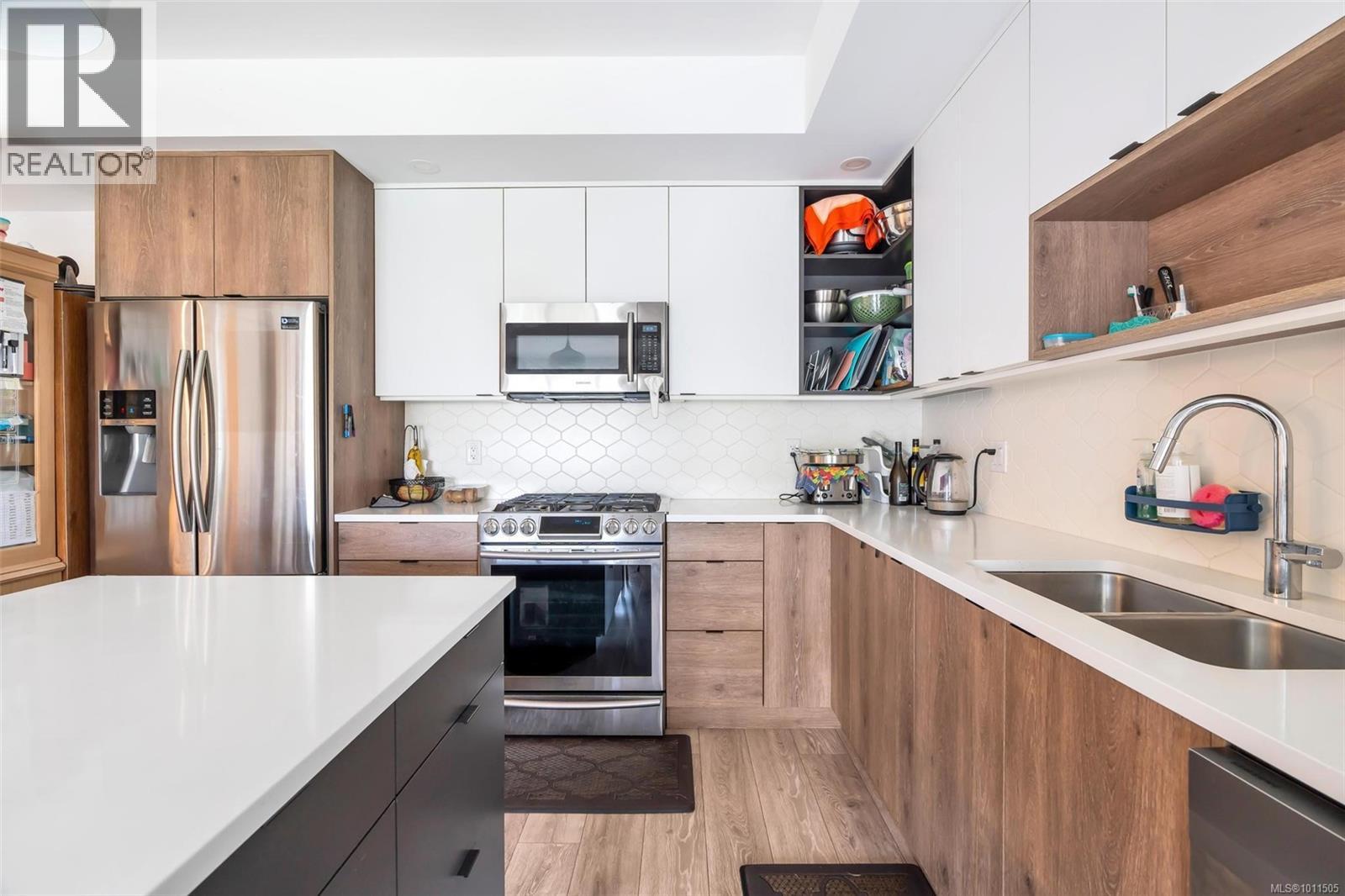 301 950 Whirlaway Crescent, Langford