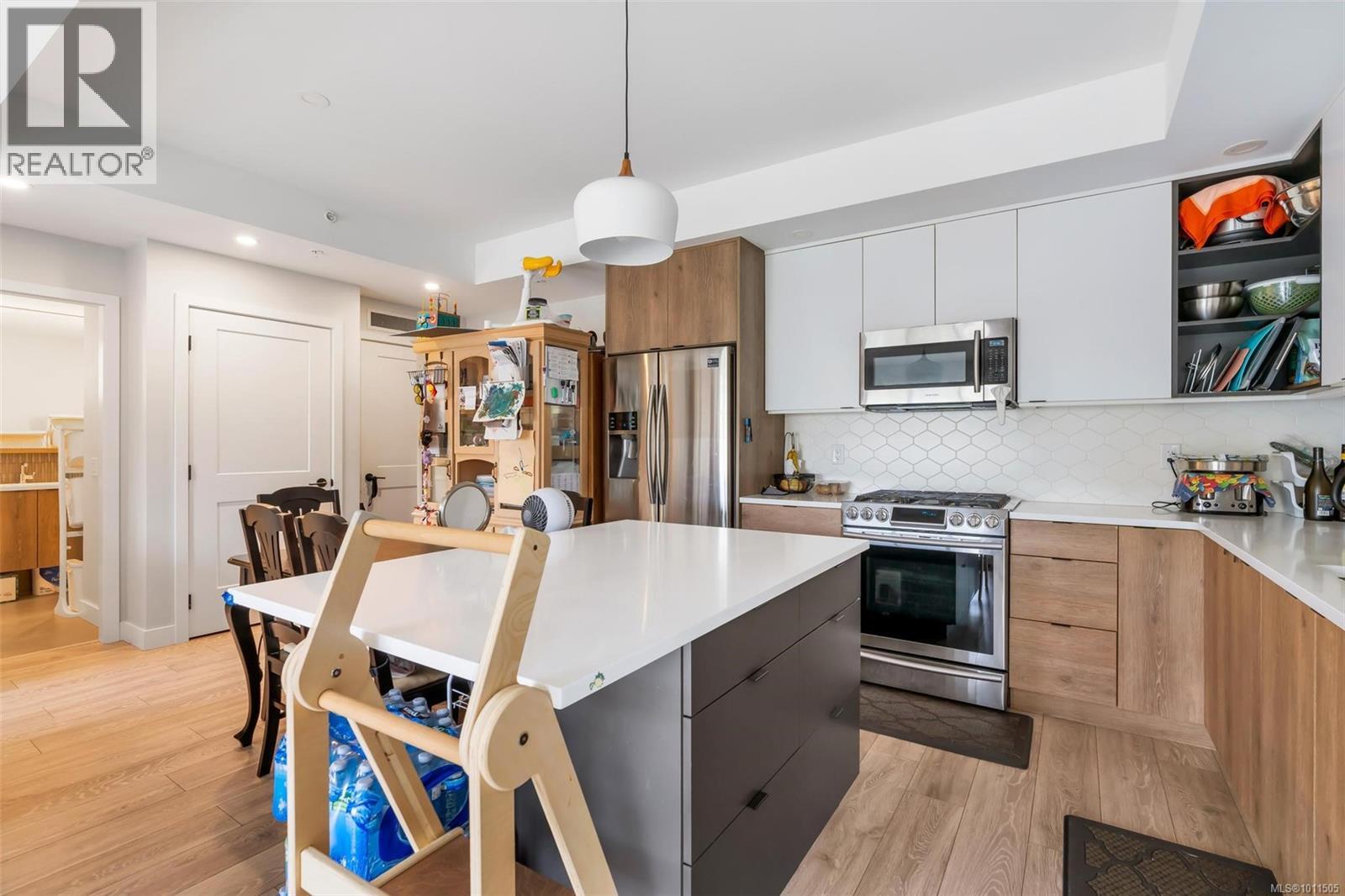 301 950 Whirlaway Crescent, Langford