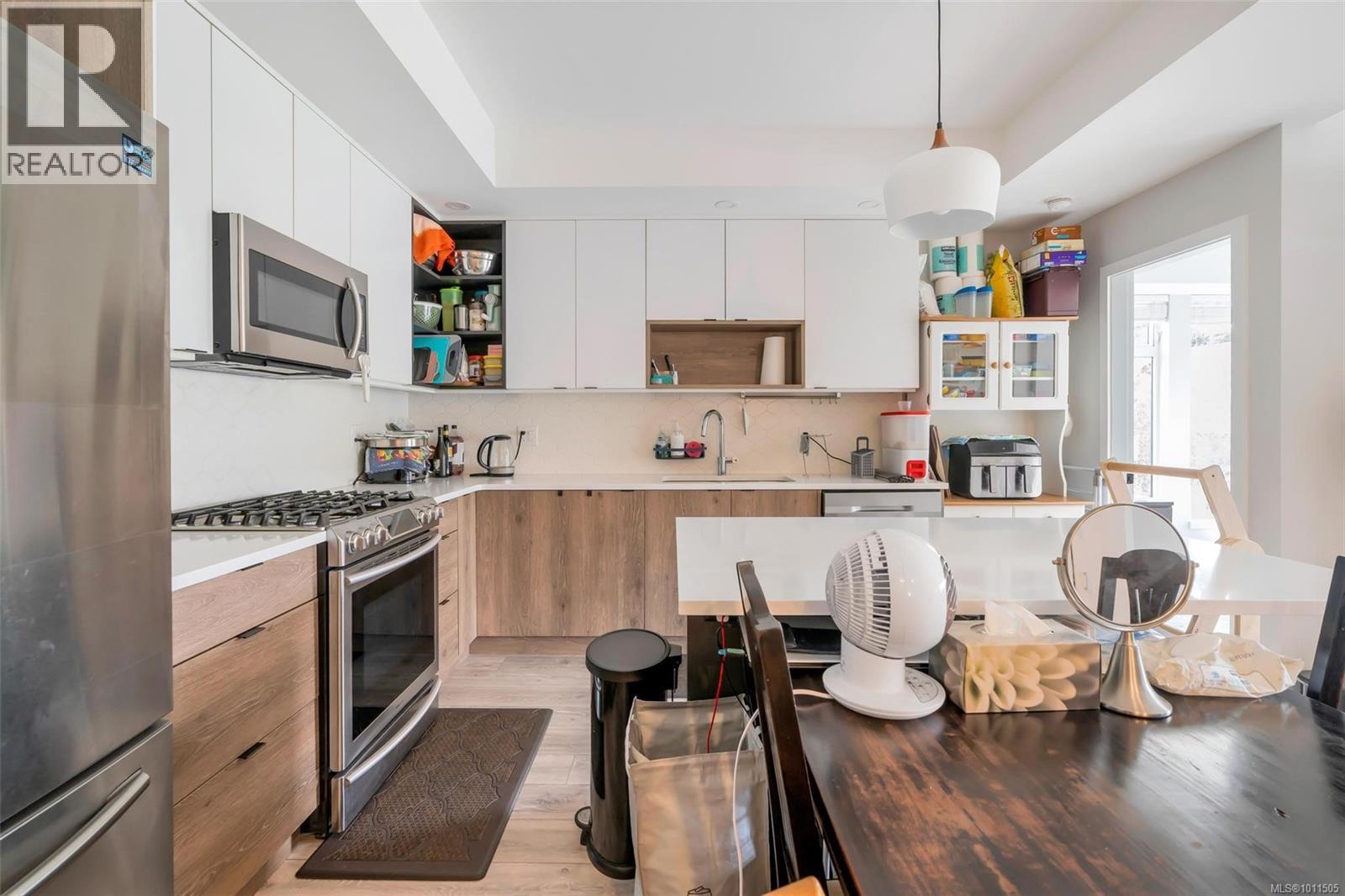 301 950 Whirlaway Crescent, Langford