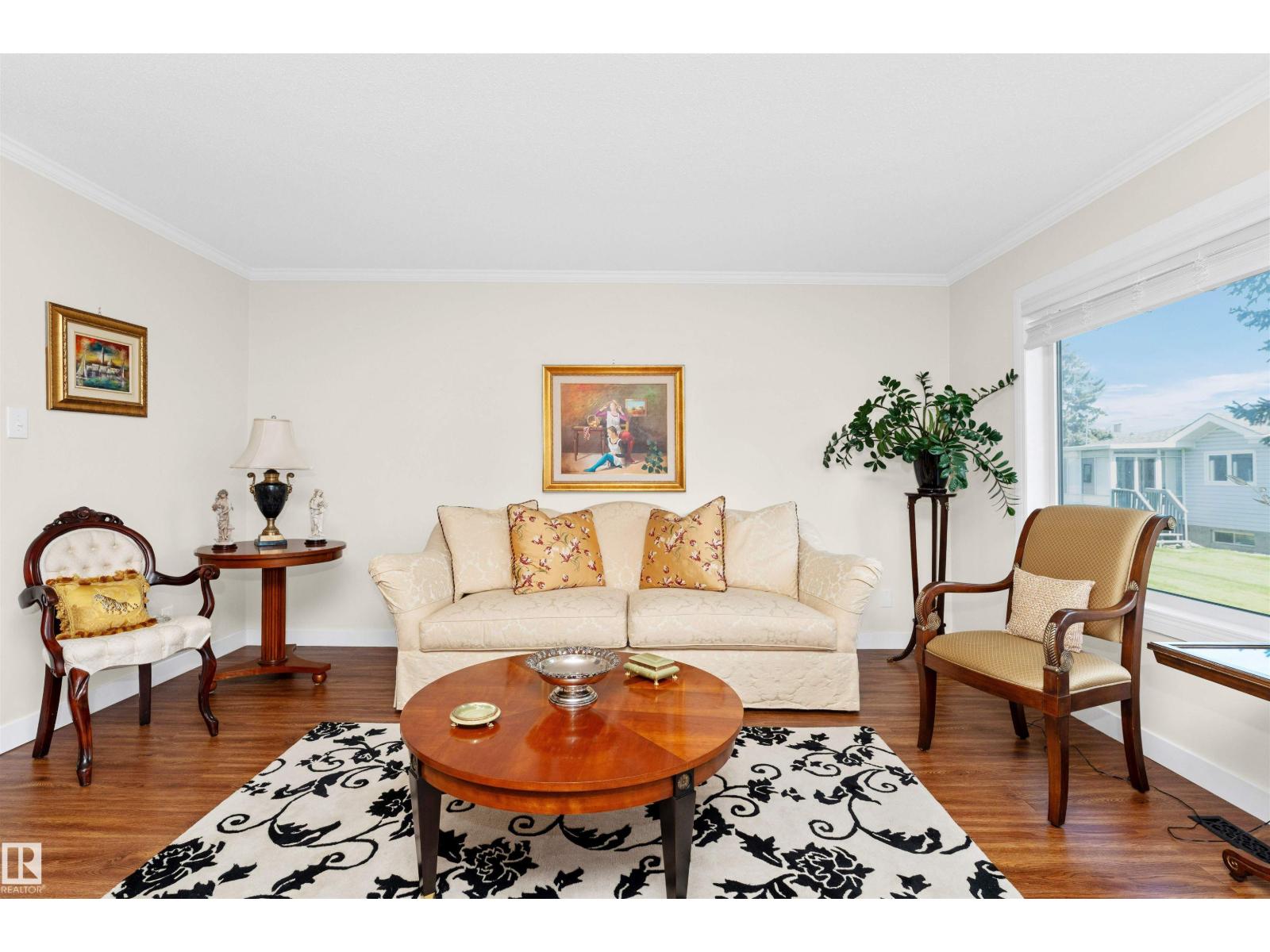 Photo 4 of 17306 Callingwood Rd Nw, Edmonton AB