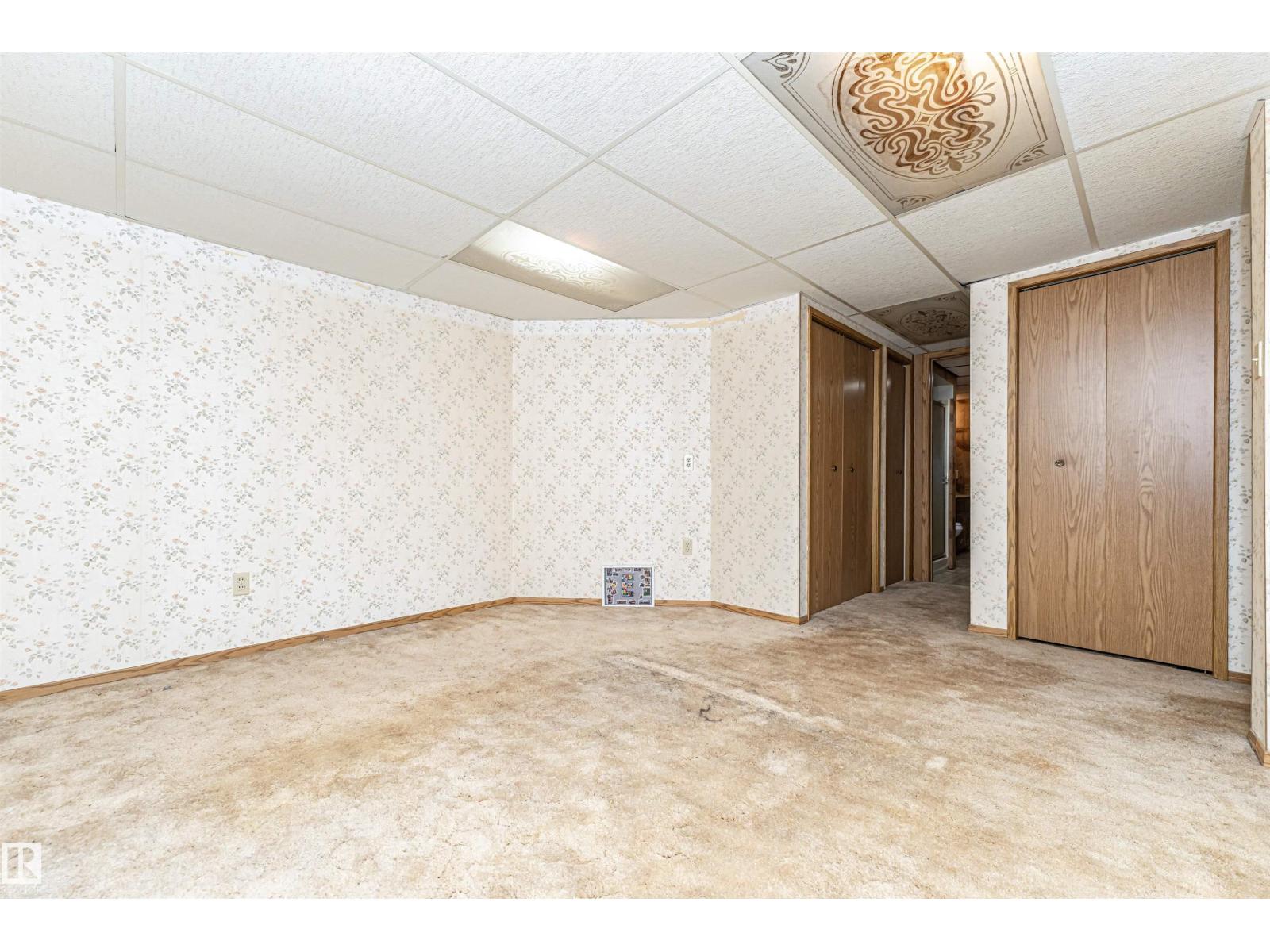 Photo 19 of 17306 Callingwood Rd Nw, Edmonton AB
