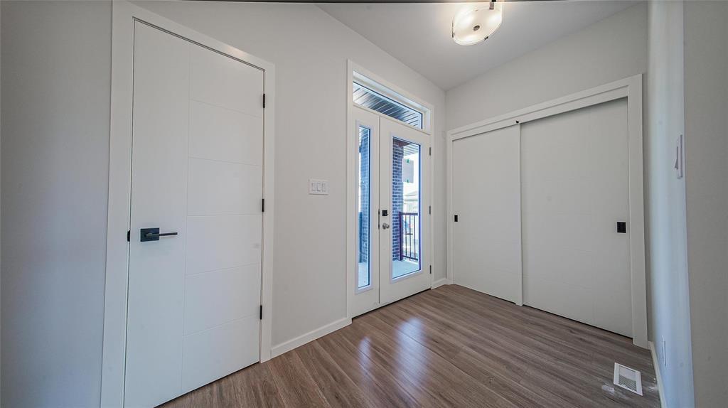 Photo 11 of 352 Desrosiers Drive, Winnipeg MB