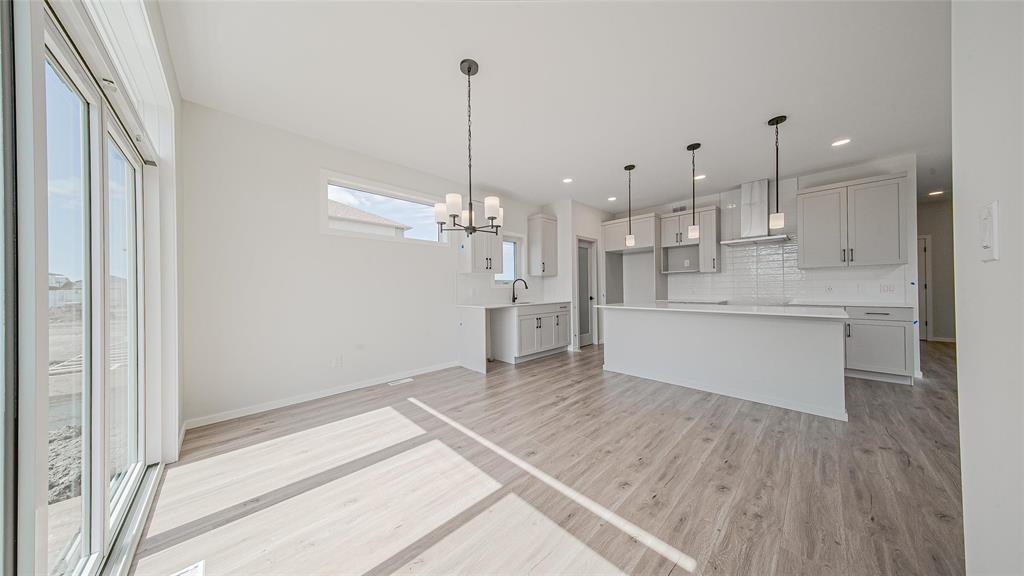 Photo 4 of 352 Desrosiers Drive, Winnipeg MB