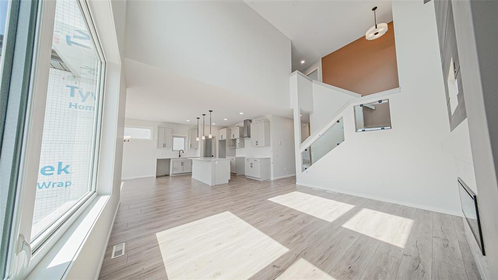 Photo 17 of 352 Desrosiers Drive, Winnipeg MB