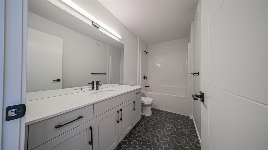 Photo 10 of 352 Desrosiers Drive, Winnipeg MB