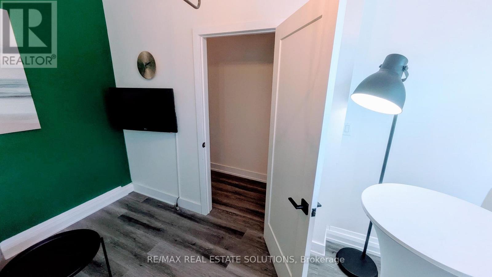 Photo 8 of Lower 206 Bathurst Street, Toronto ON