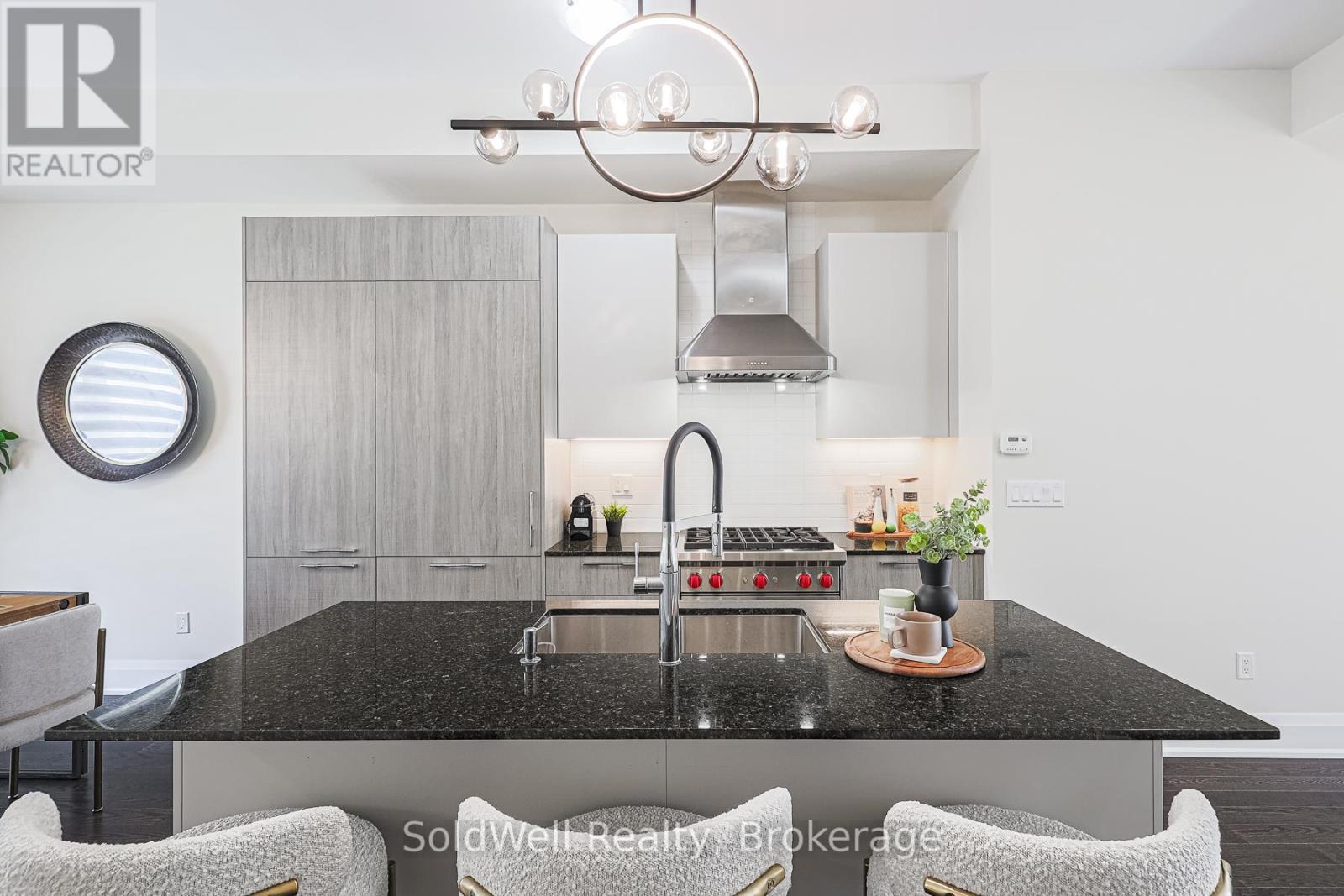 Photo 11 of 243 Smallwood Circle, Vaughan ON