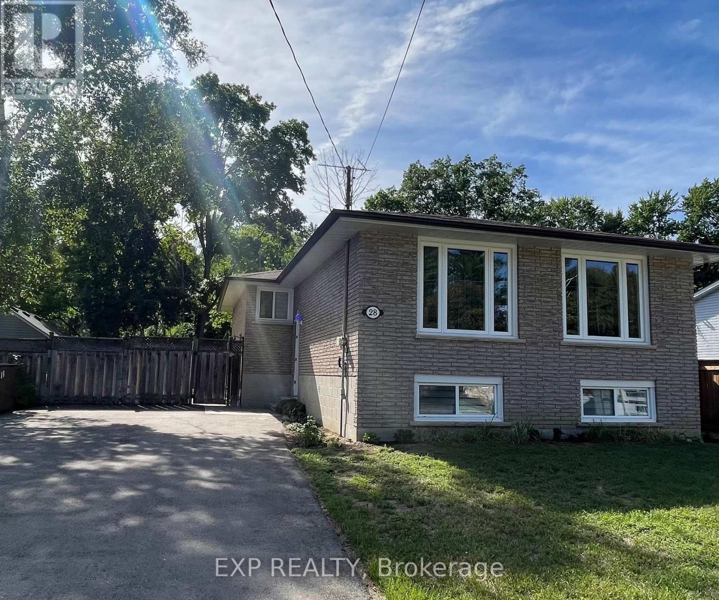 Photo 5 of 28 Pleasant Avenue, East Gwillimbury ON