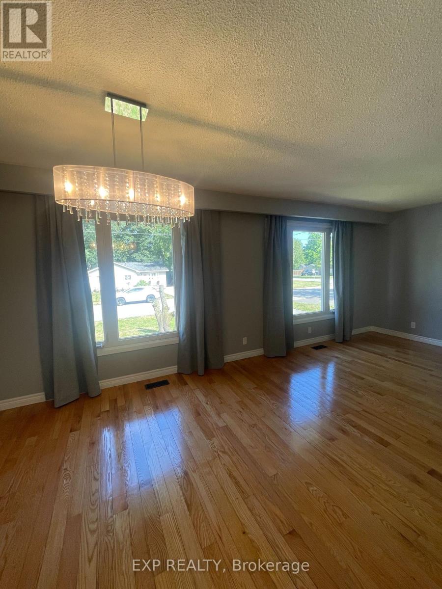 Photo 4 of 28 Pleasant Avenue, East Gwillimbury ON