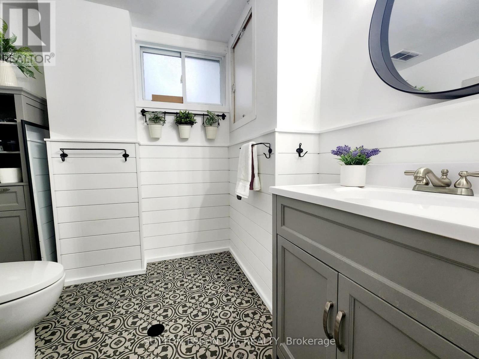 Photo 5 of 1266 Brockmount Place, Brockville ON