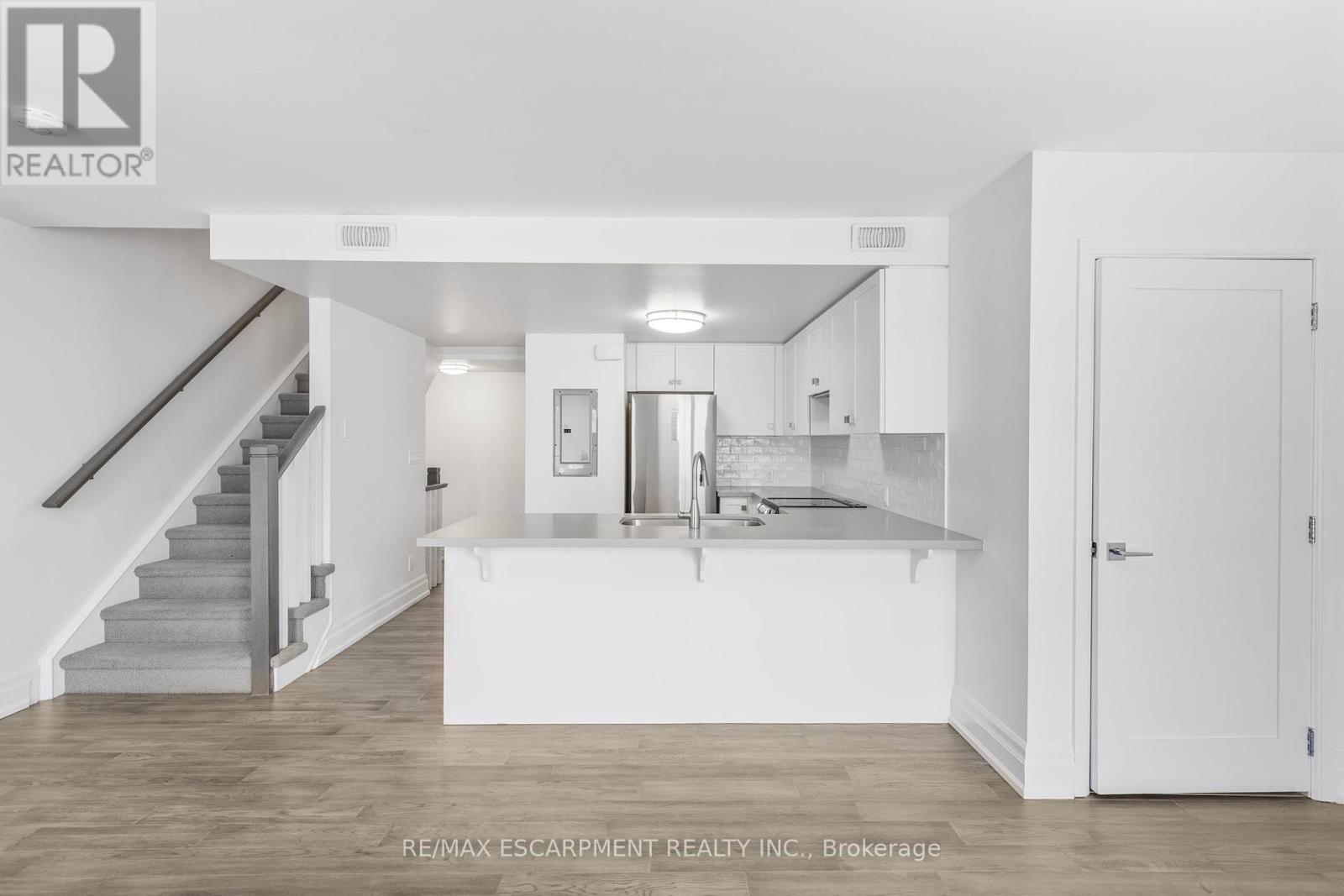 Photo 12 of 206 760 Lakeshore Road E, Mississauga ON