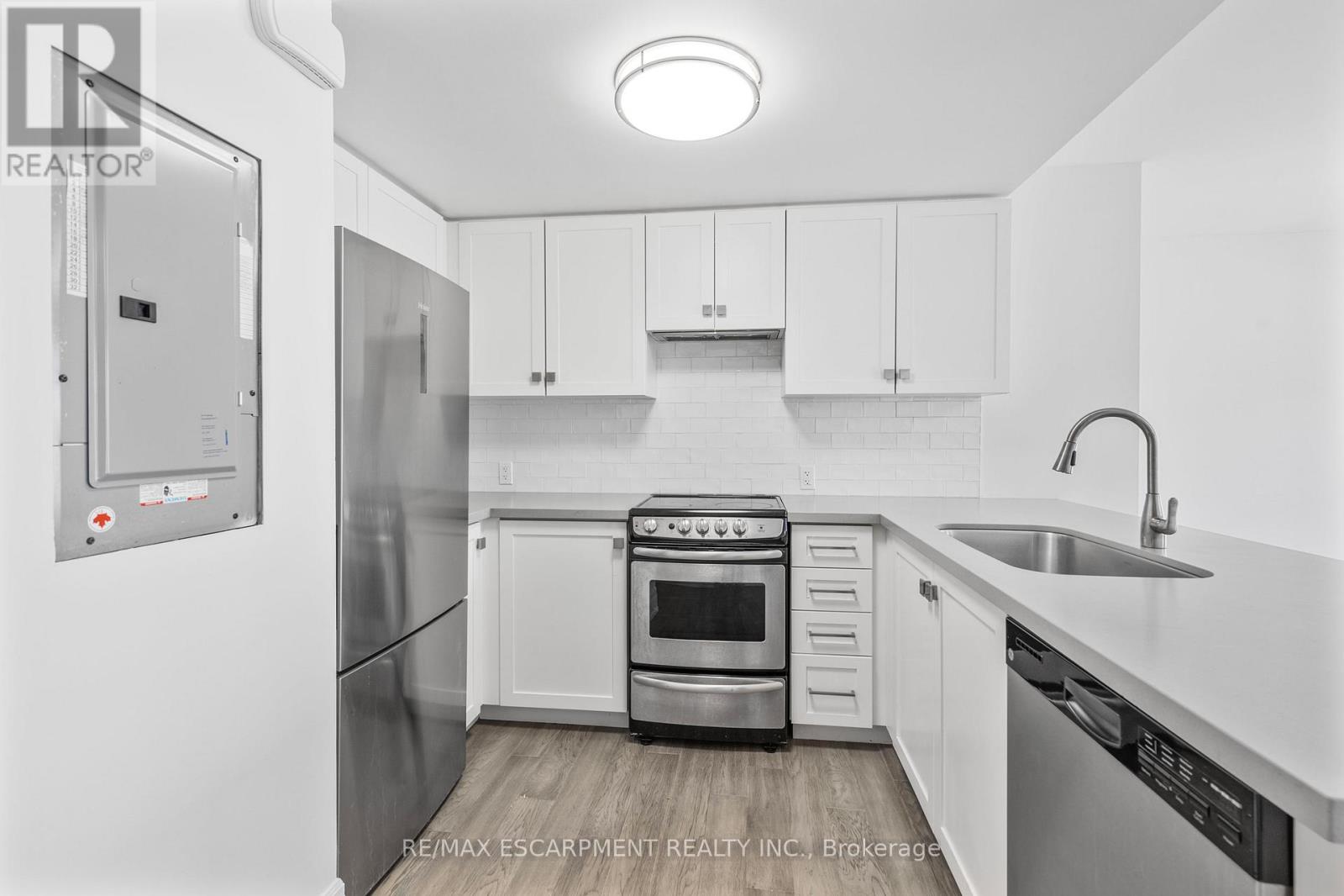 Photo 18 of 206 760 Lakeshore Road E, Mississauga ON