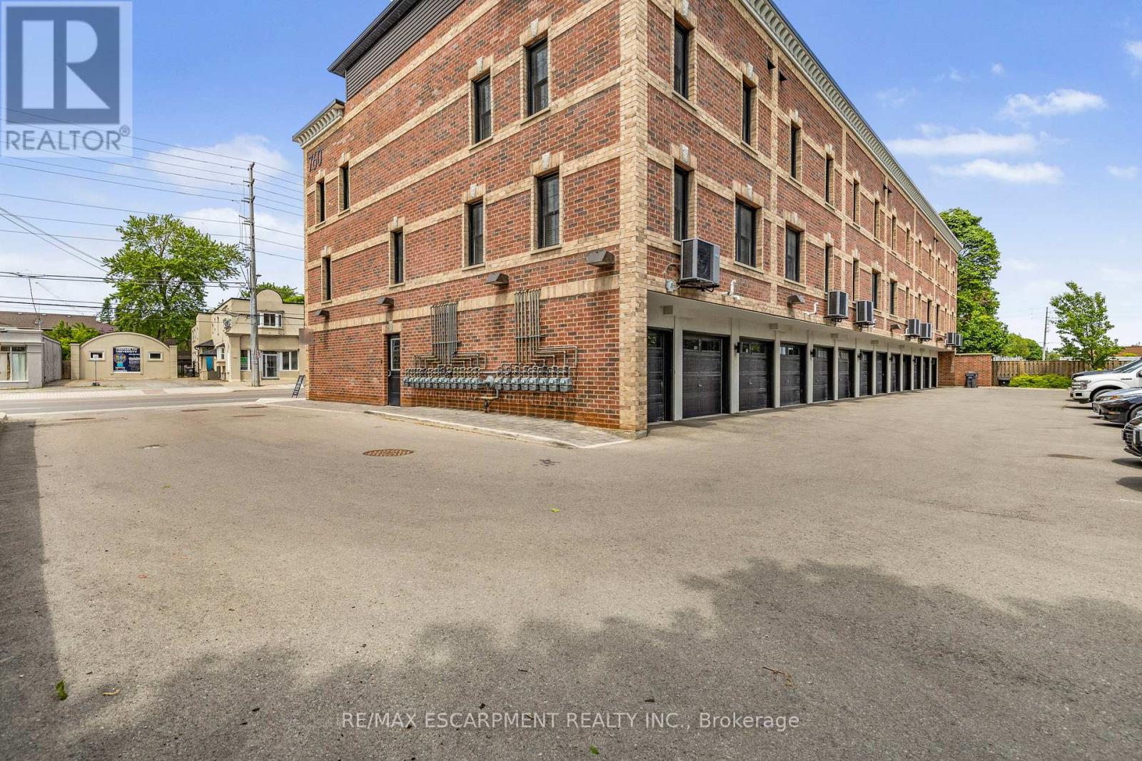 Photo 3 of 206 760 Lakeshore Road E, Mississauga ON