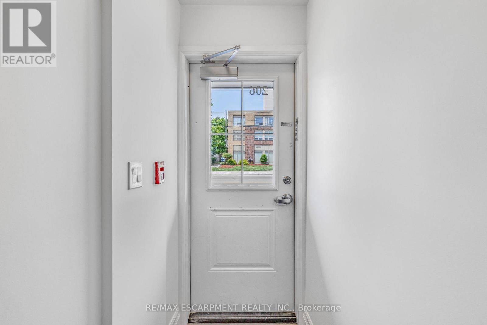 Photo 10 of 206 760 Lakeshore Road E, Mississauga ON