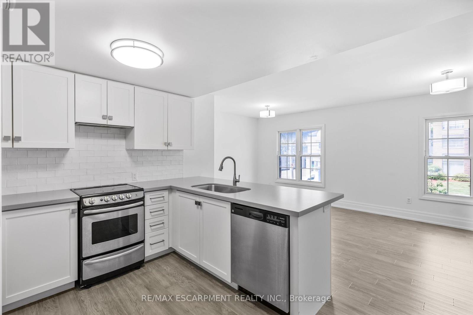 Photo 17 of 206 760 Lakeshore Road E, Mississauga ON