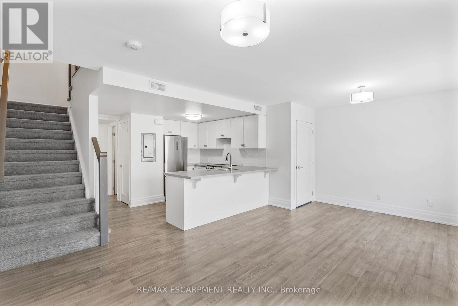 Photo 4 of 206 760 Lakeshore Road E, Mississauga ON