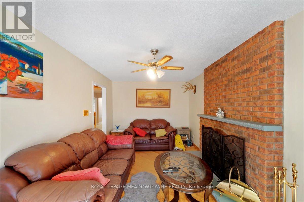 Photo 13 of 836 Greycedar Crescent, Mississauga ON