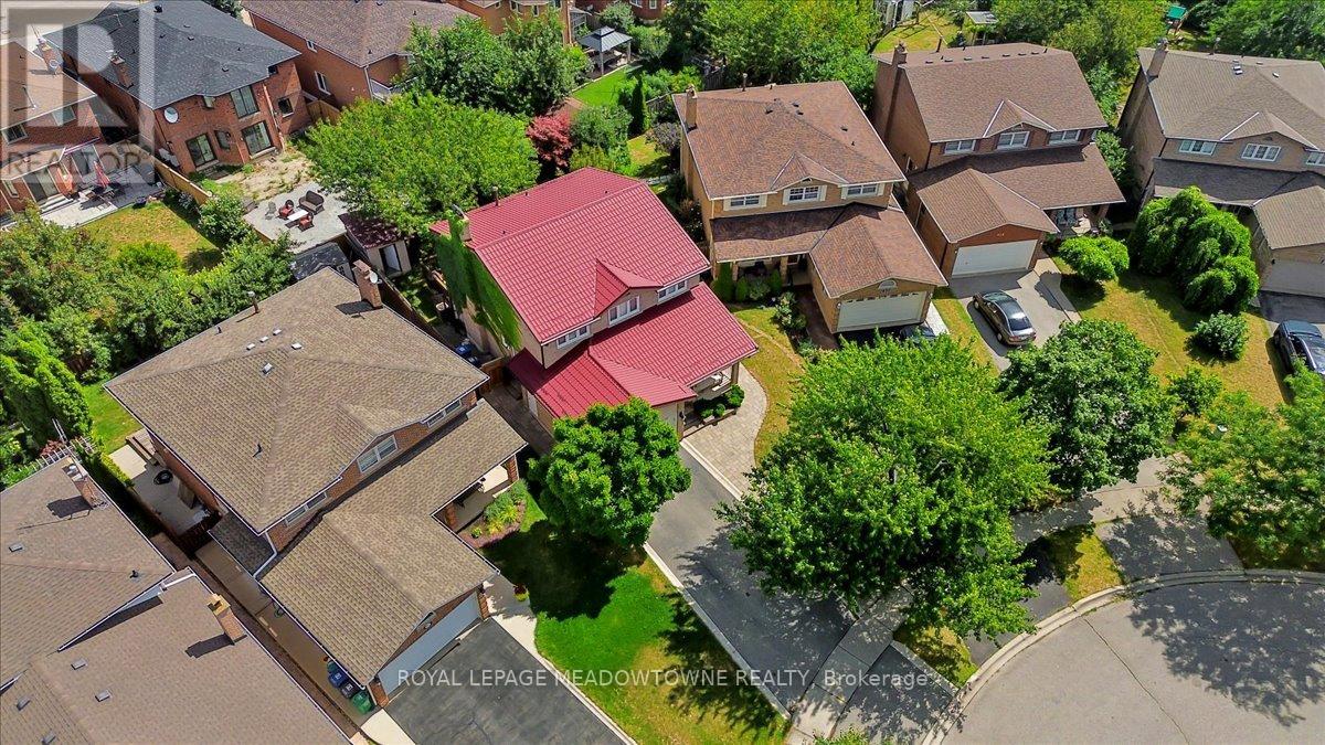 Photo 2 of 836 Greycedar Crescent, Mississauga ON
