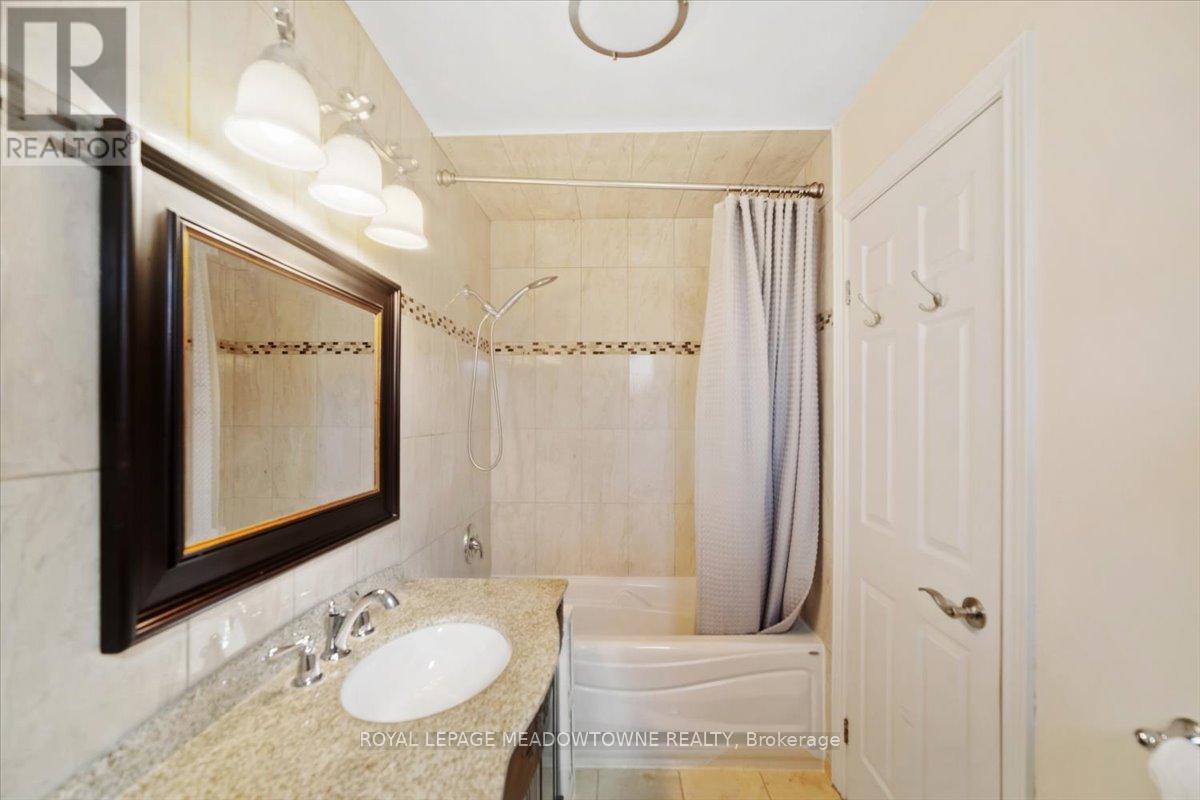 Photo 21 of 836 Greycedar Crescent, Mississauga ON