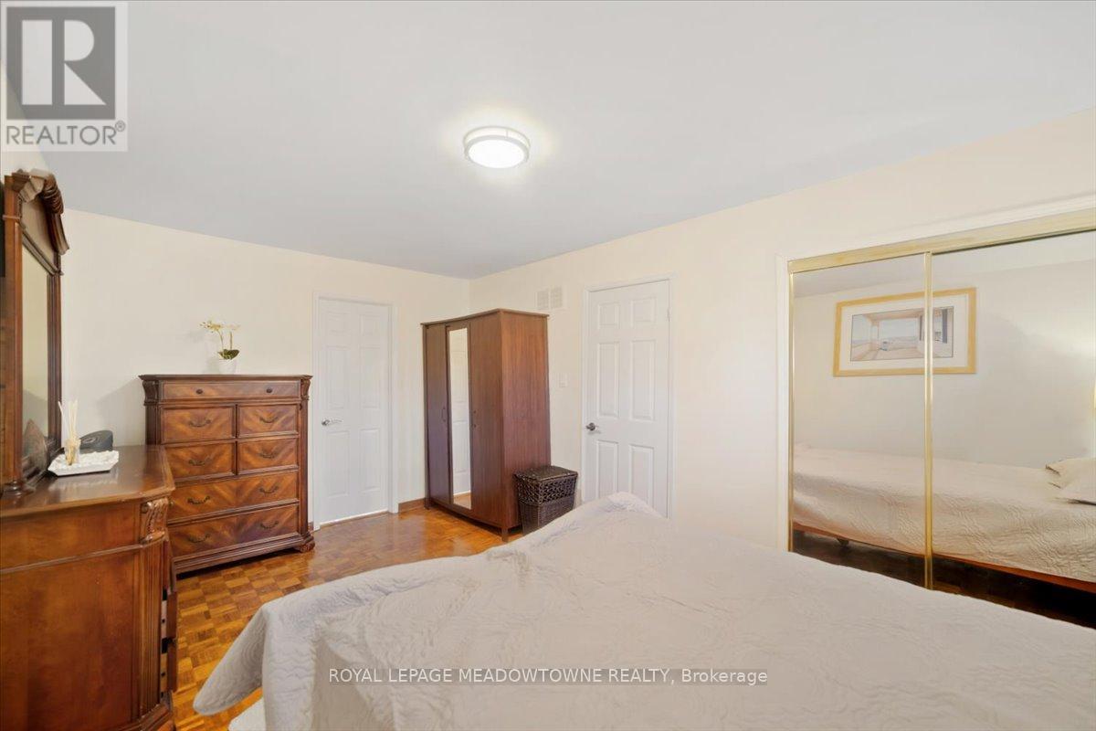 Photo 23 of 836 Greycedar Crescent, Mississauga ON