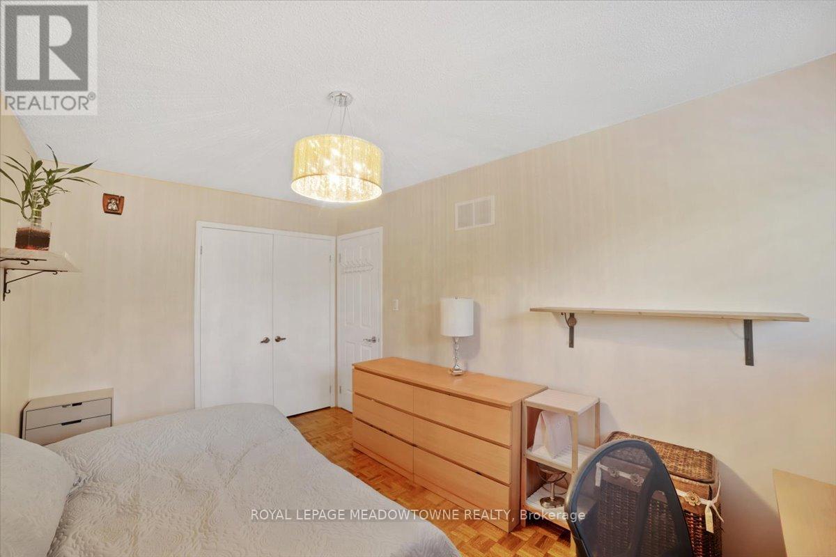 Photo 28 of 836 Greycedar Crescent, Mississauga ON