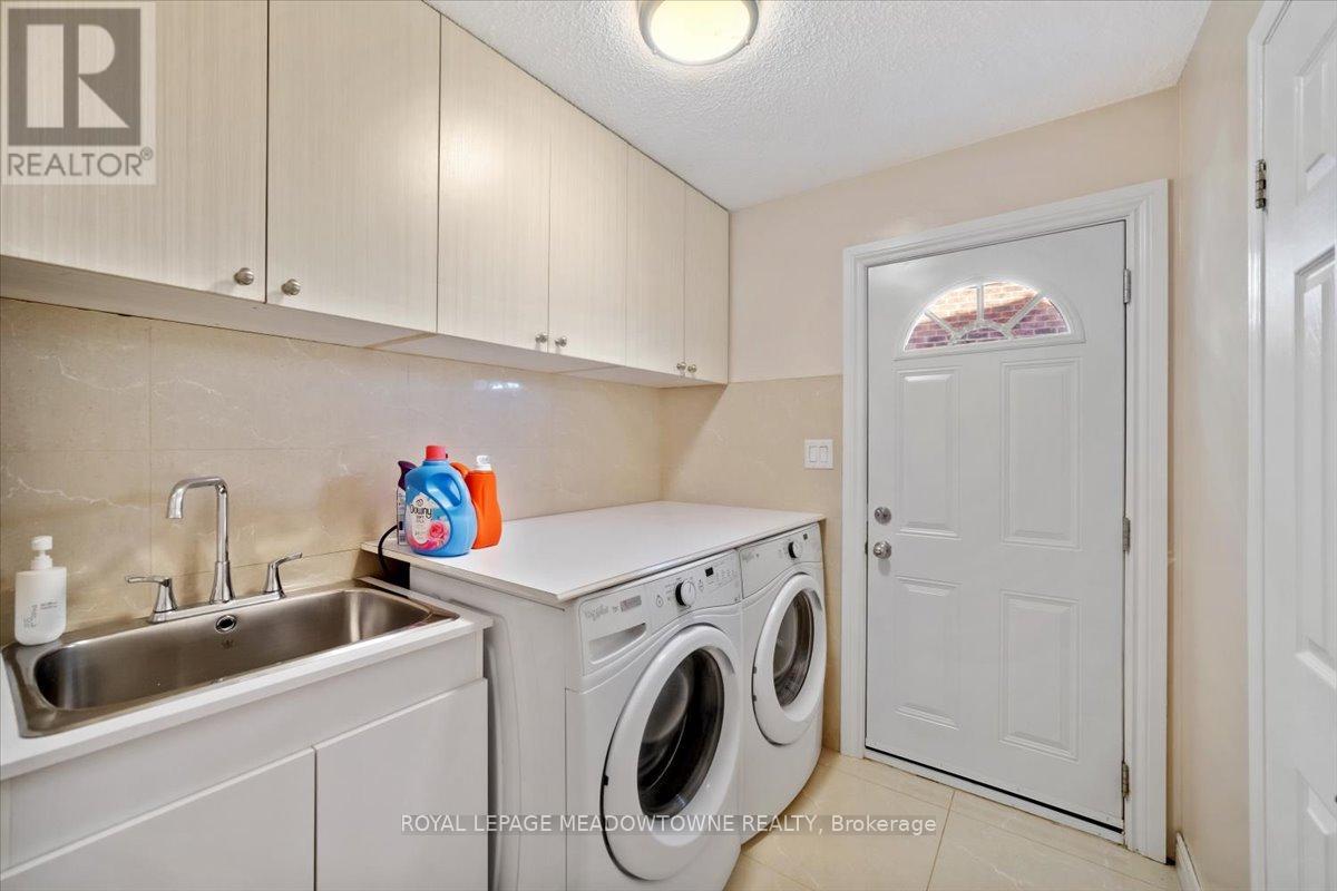Photo 35 of 836 Greycedar Crescent, Mississauga ON