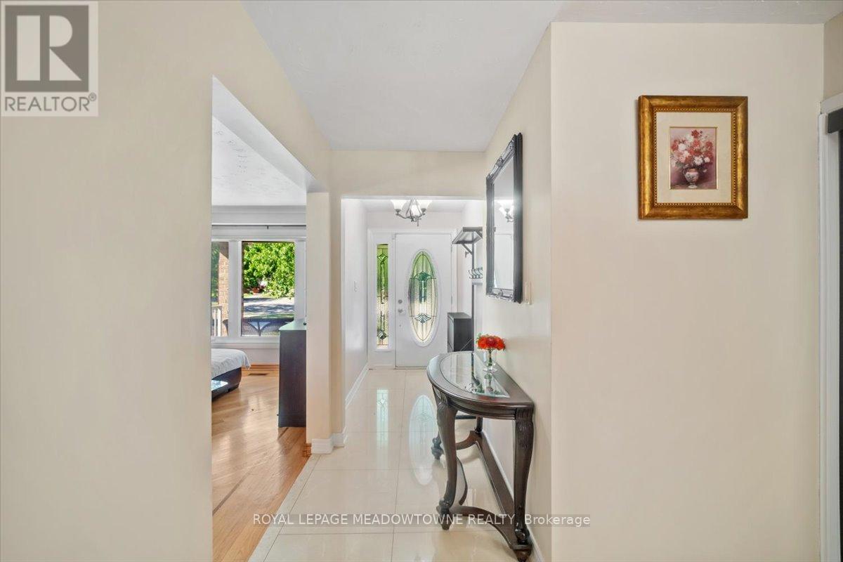Photo 4 of 836 Greycedar Crescent, Mississauga ON