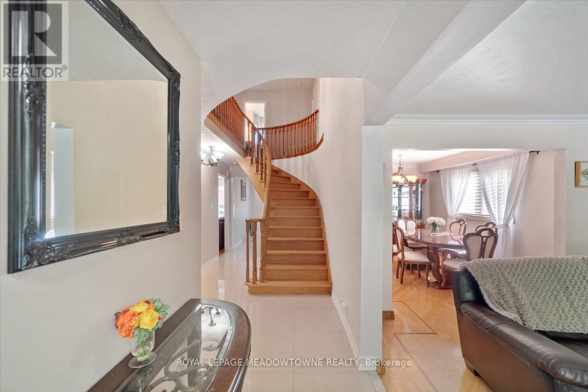 Photo 5 of 836 Greycedar Crescent, Mississauga ON
