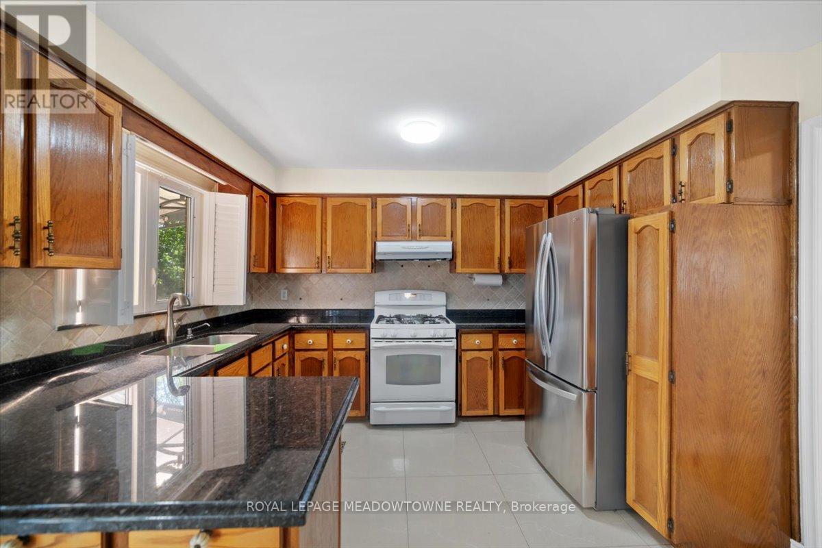 Photo 6 of 836 Greycedar Crescent, Mississauga ON