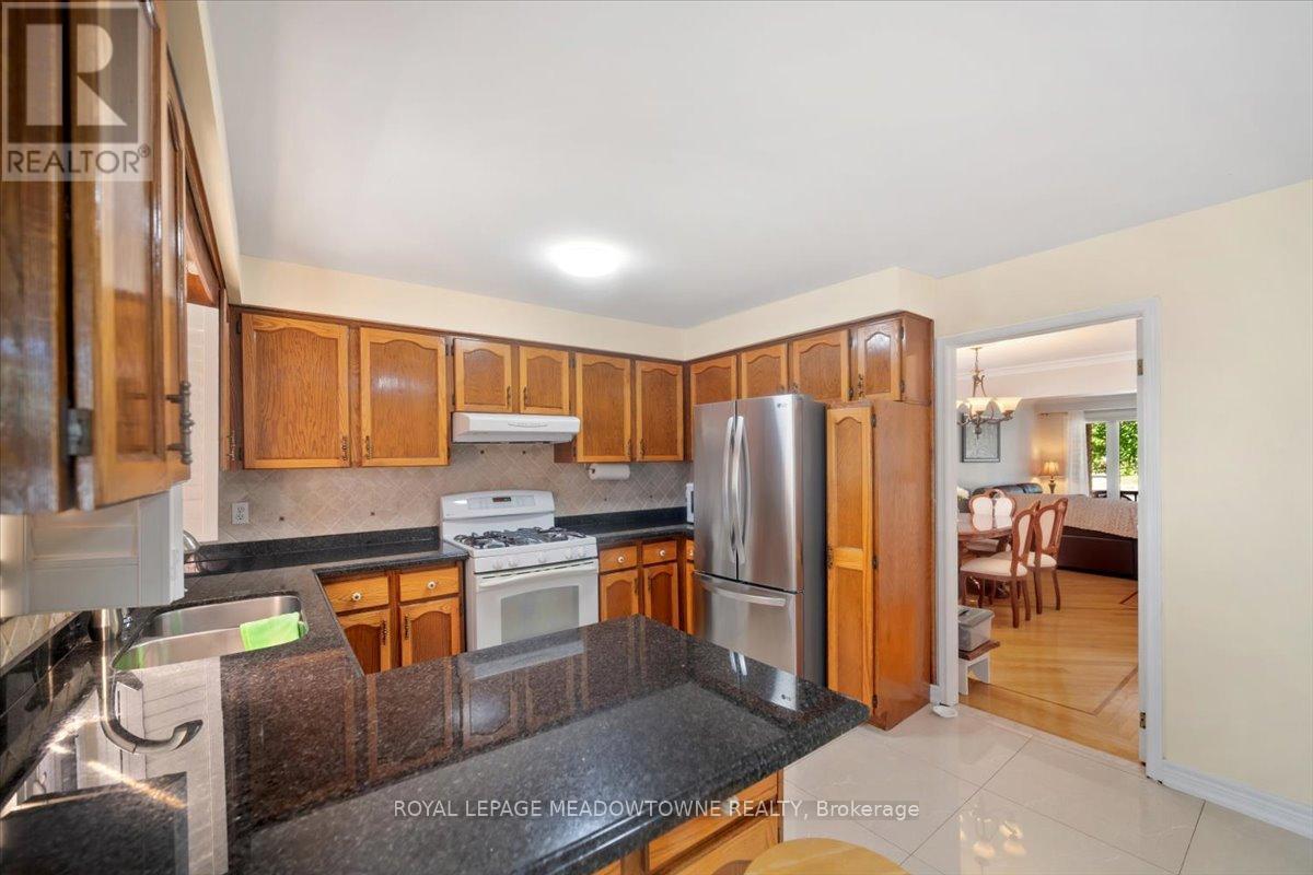 Photo 7 of 836 Greycedar Crescent, Mississauga ON