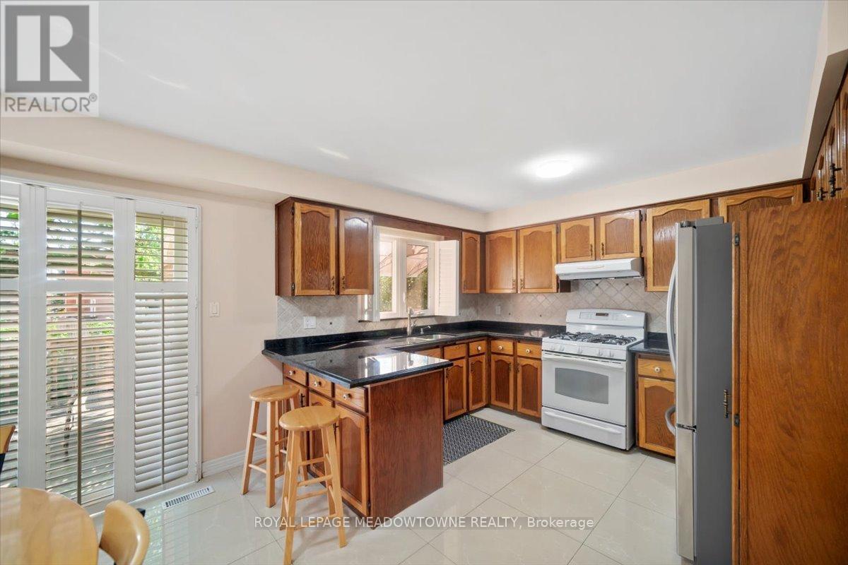 Photo 8 of 836 Greycedar Crescent, Mississauga ON