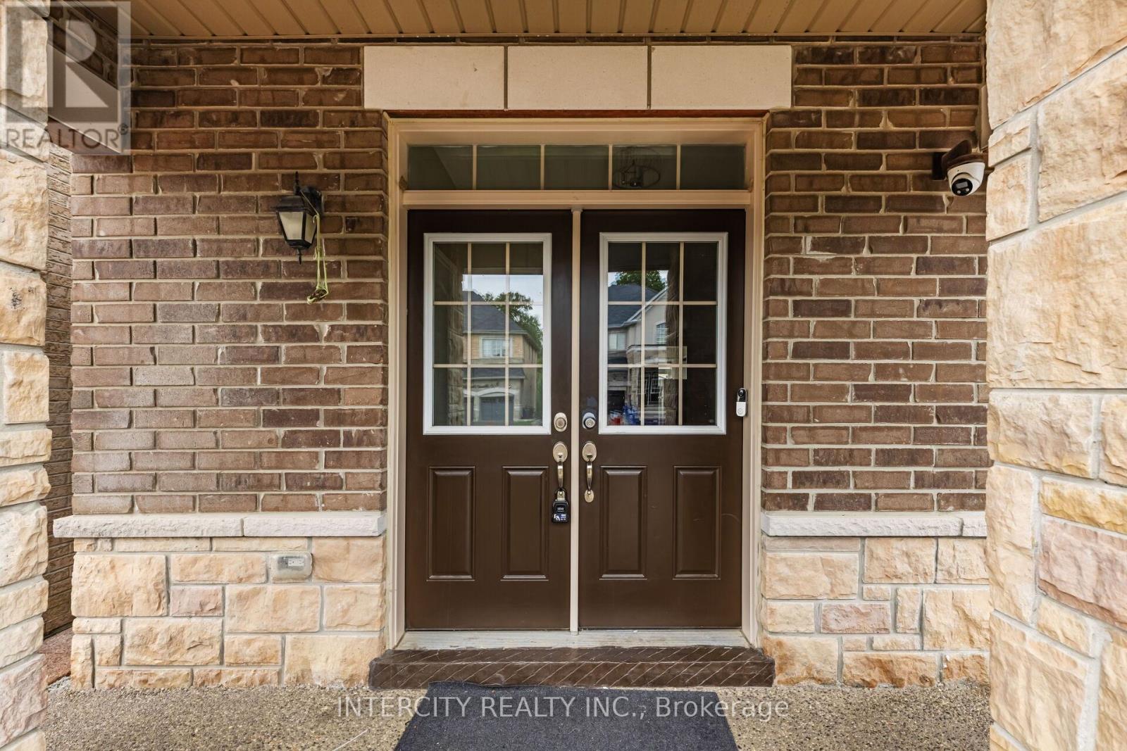 Photo 4 of 20 Russell Creek Drive, Brampton ON