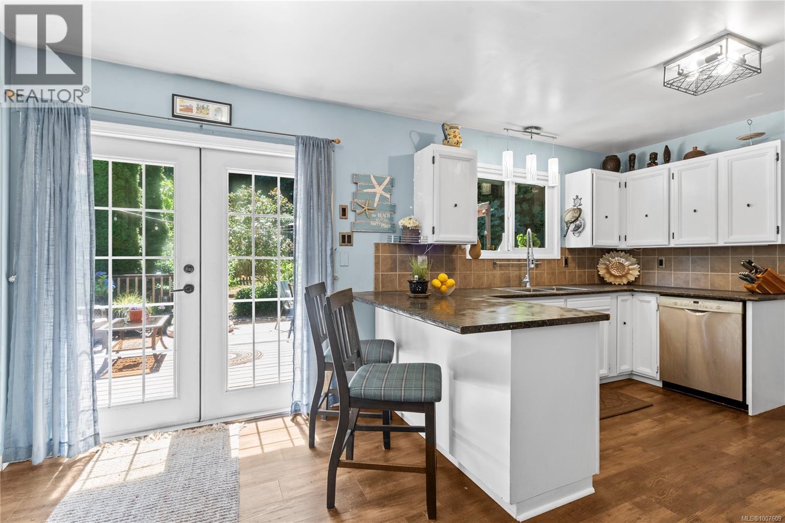 Photo 1 of 1526 Sunrise Dr, Parksville BC