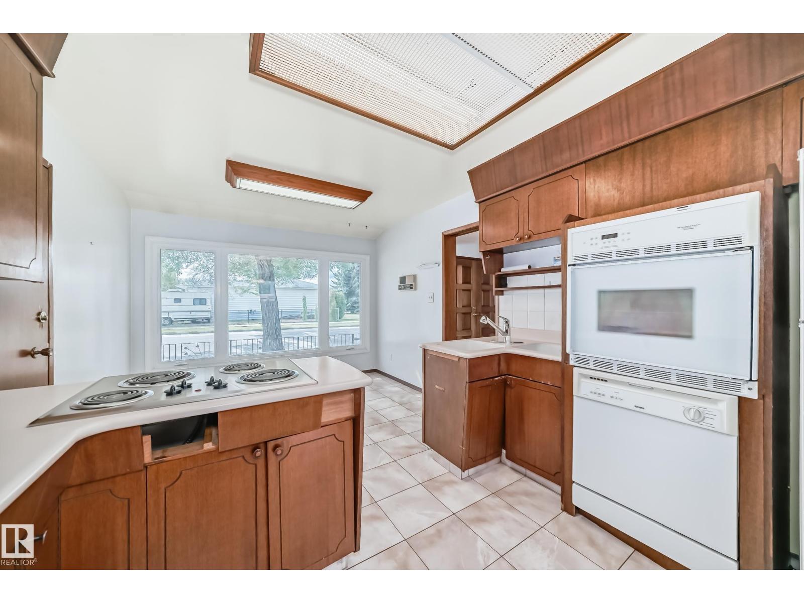 Photo 5 of 13316 129 Av S Nw, Edmonton AB