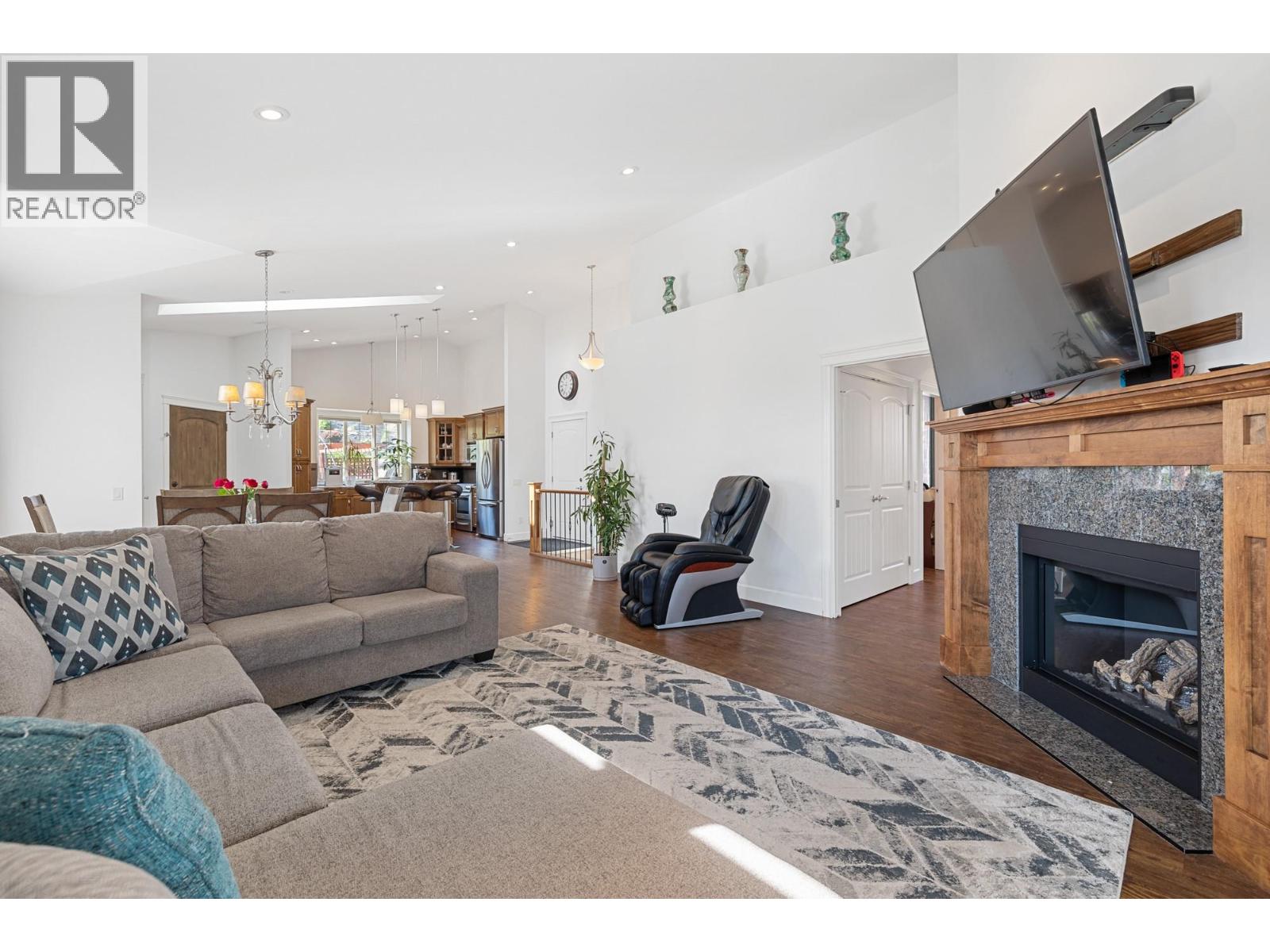 Photo 5 of 374 Trumpeter Court, Kelowna BC