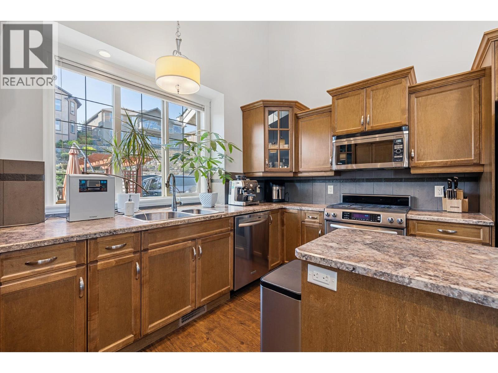 Photo 2 of 374 Trumpeter Court, Kelowna BC