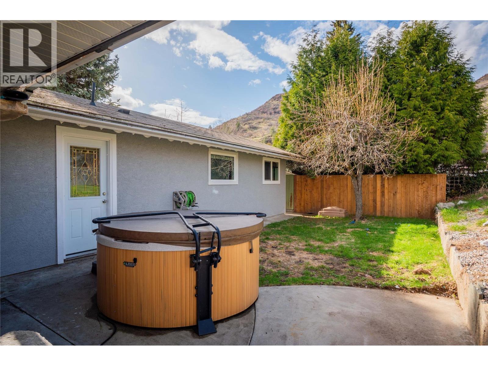 Photo 26 of 425 8th Avenue, Montrose BC