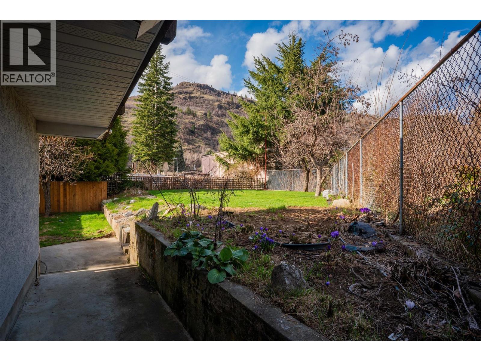 Photo 22 of 425 8th Avenue, Montrose BC