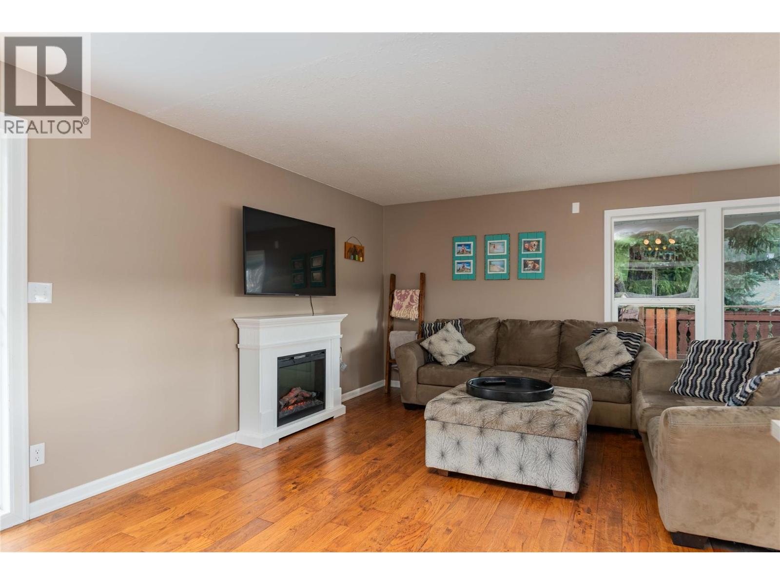 Photo 9 of 425 8th Avenue, Montrose BC