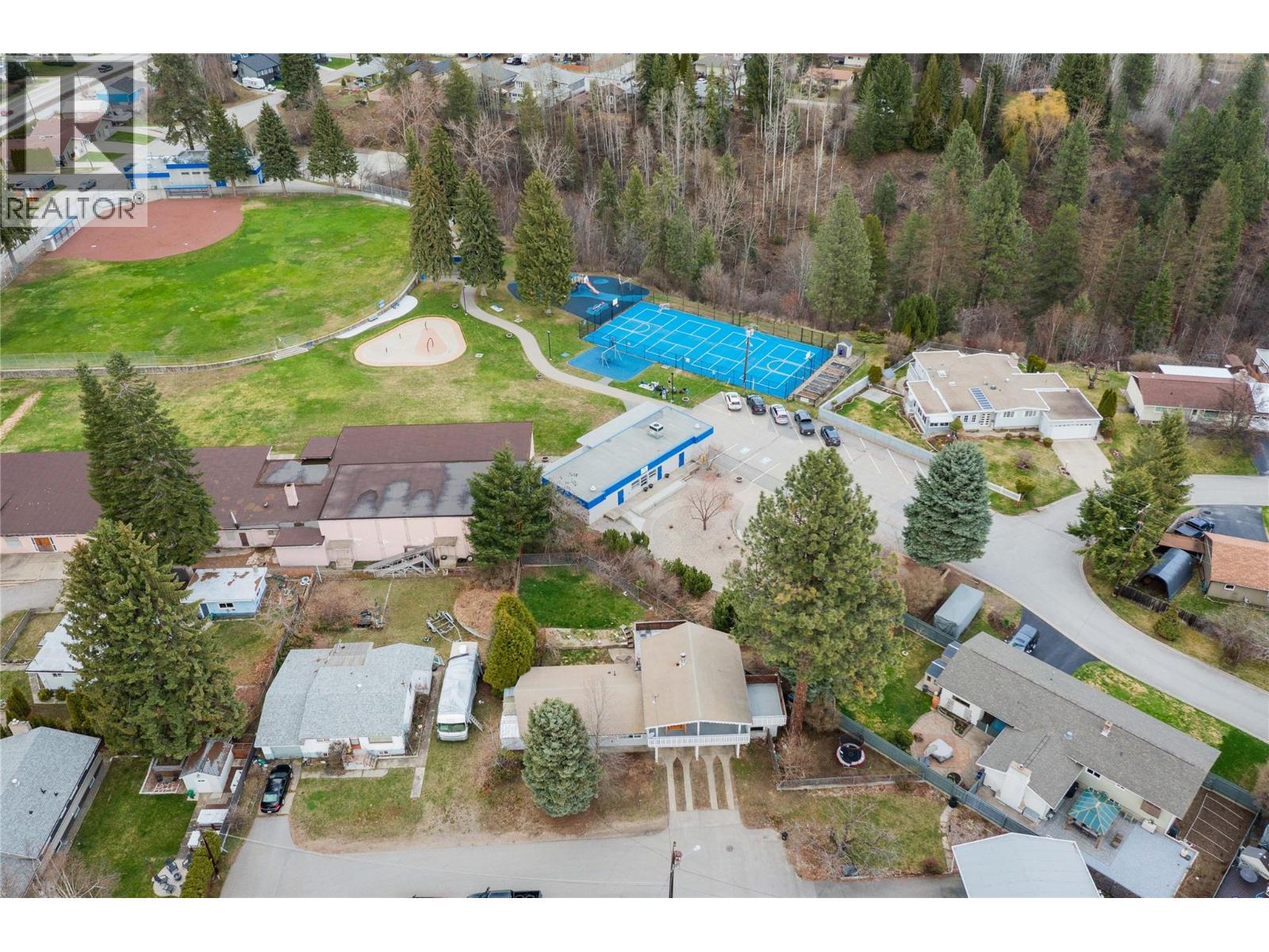Photo 15 of 425 8th Avenue, Montrose BC