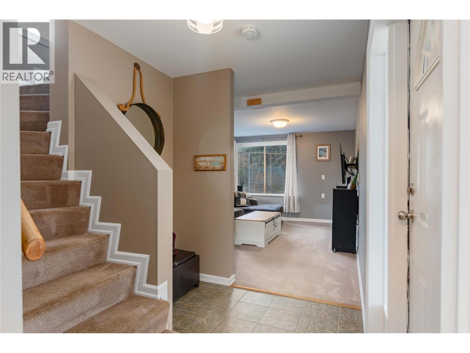 Photo 8 of 425 8th Avenue, Montrose BC