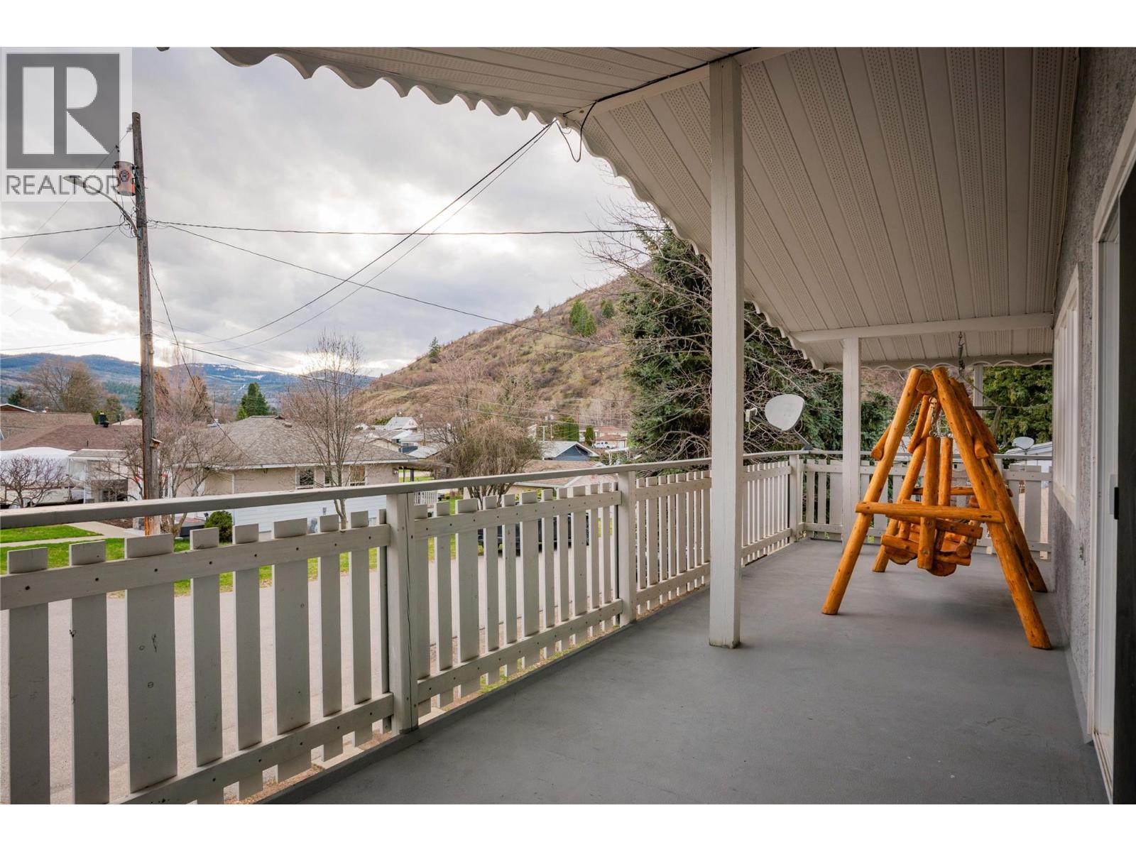 Photo 35 of 425 8th Avenue, Montrose BC