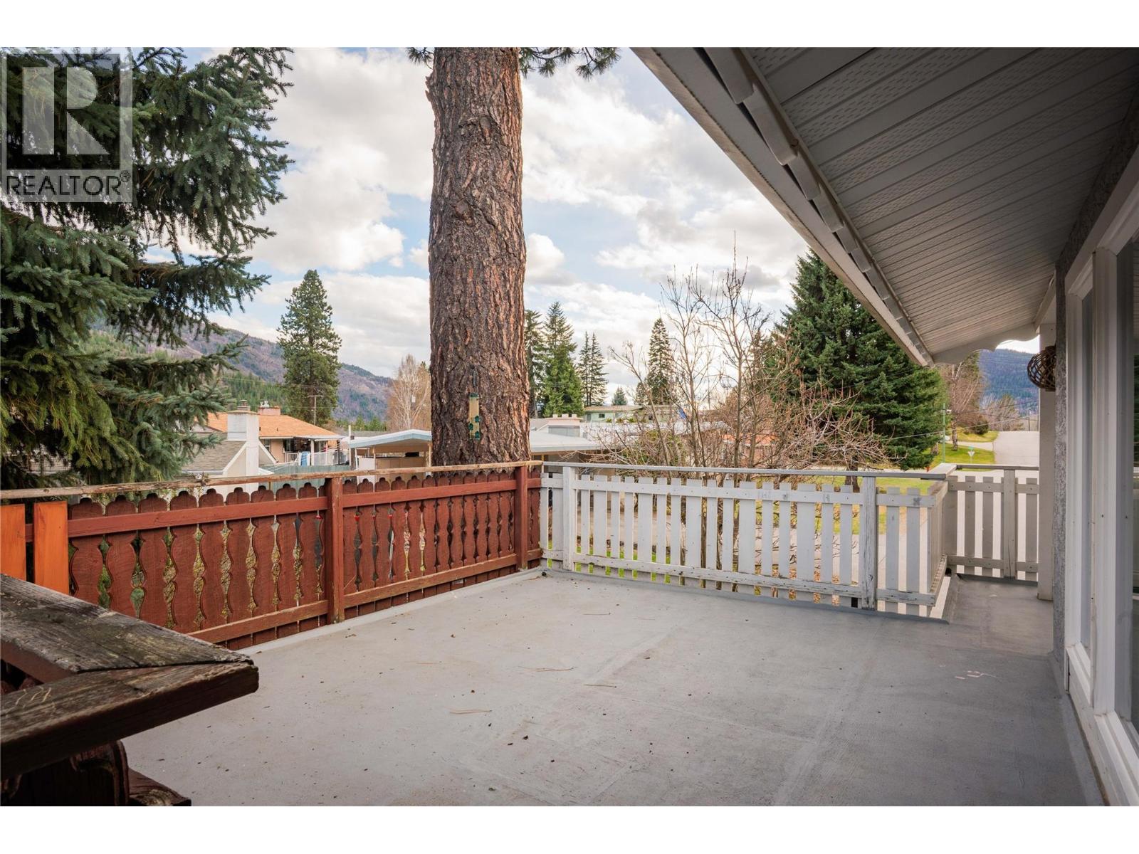 Photo 18 of 425 8th Avenue, Montrose BC