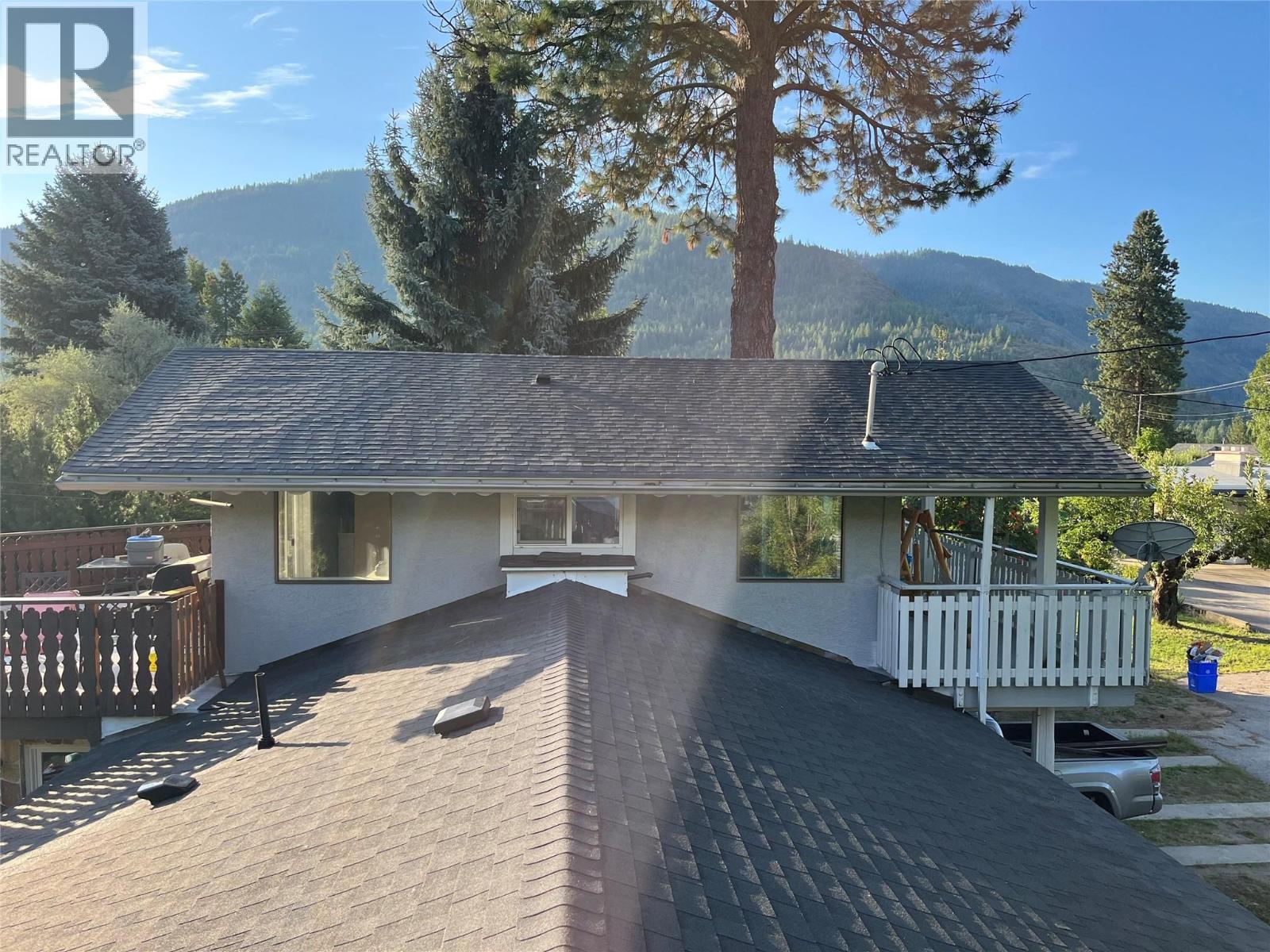 Photo 4 of 425 8th Avenue, Montrose BC