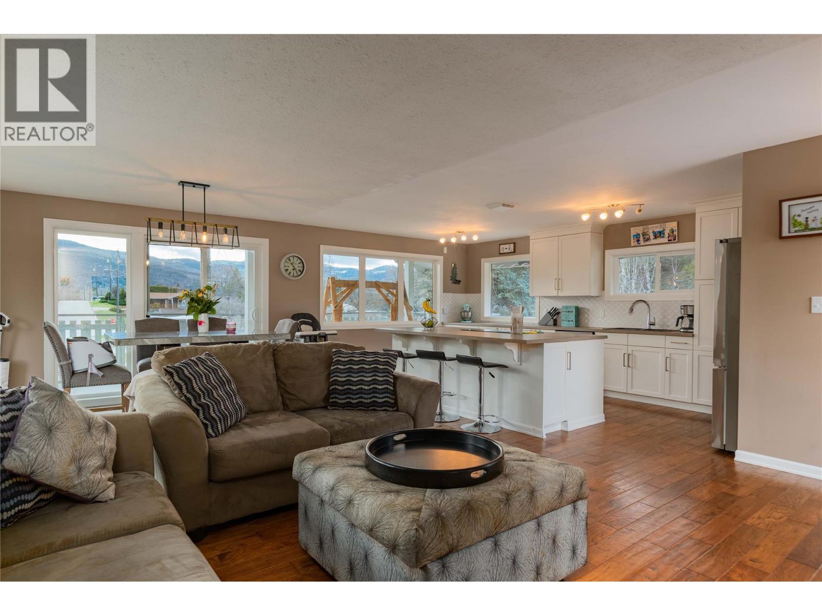 Photo 55 of 425 8th Avenue, Montrose BC